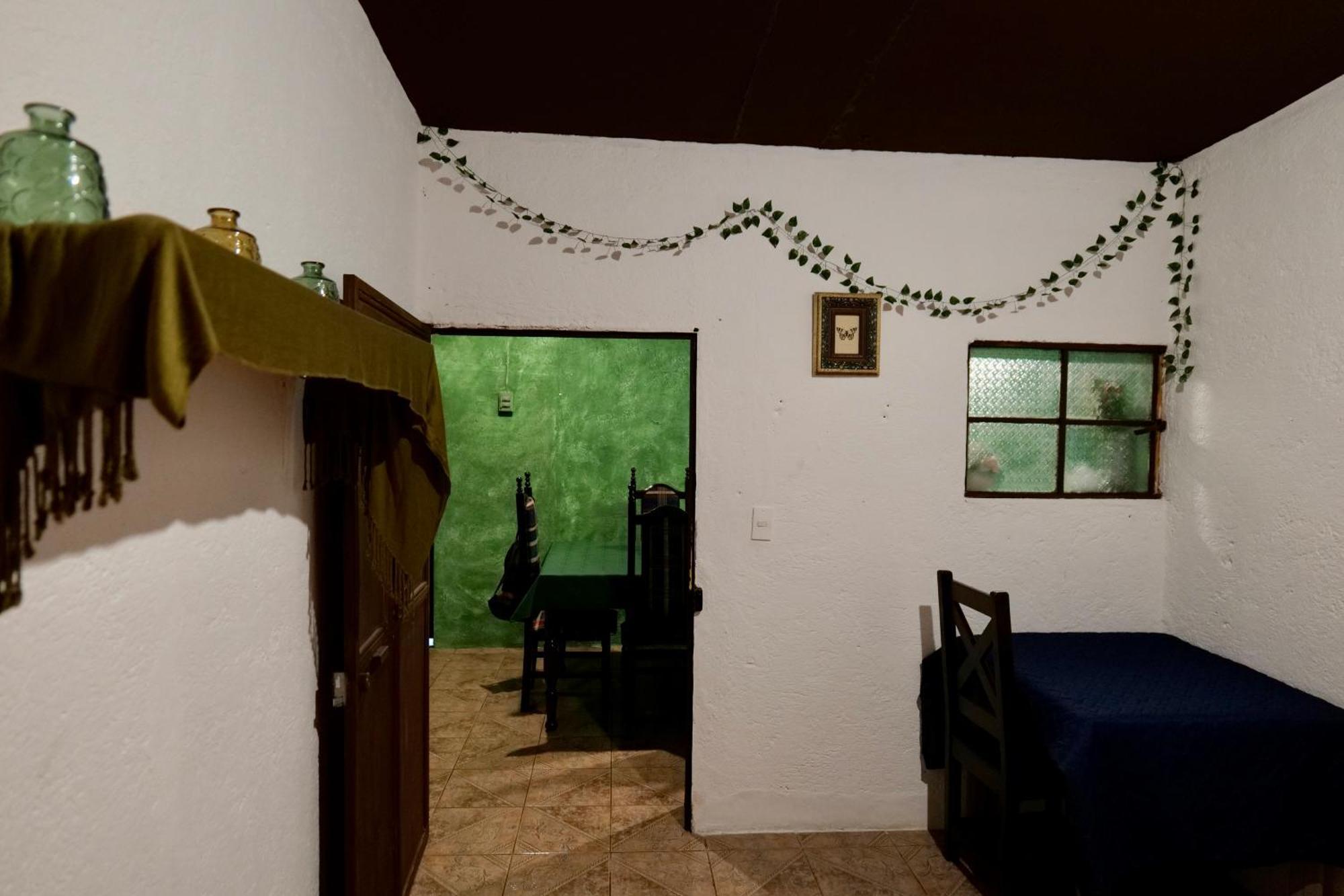 Wonderland Hostel Antigua Exterior photo