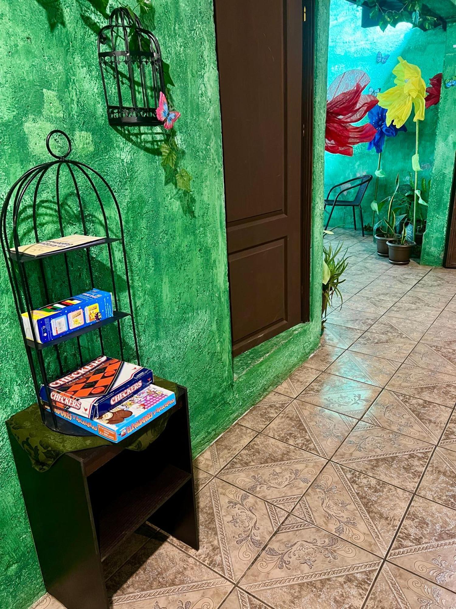 Wonderland Hostel Antigua Exterior photo
